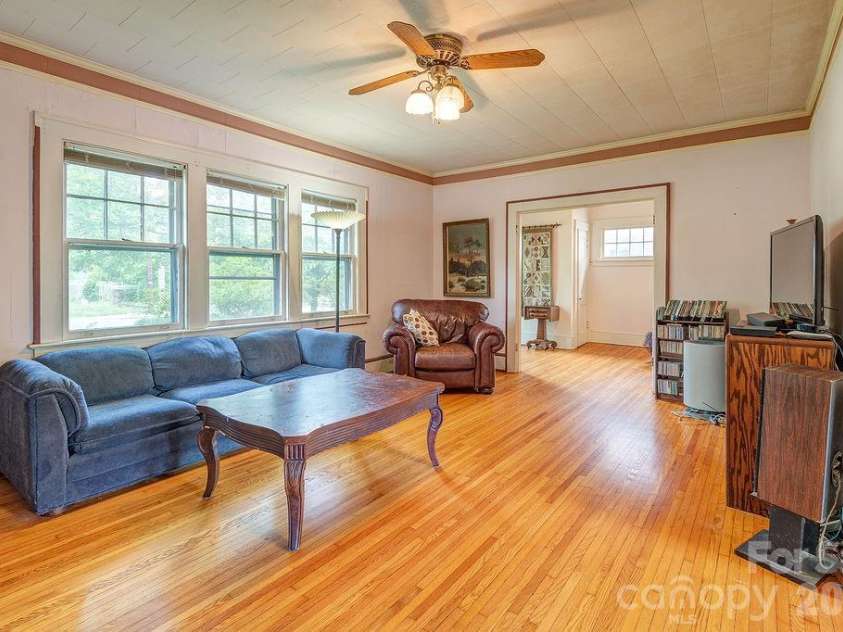 133 Westwood Place, Asheville, NC 28806.  MLS# CAR4392975, YatesRealty ID 35419. 