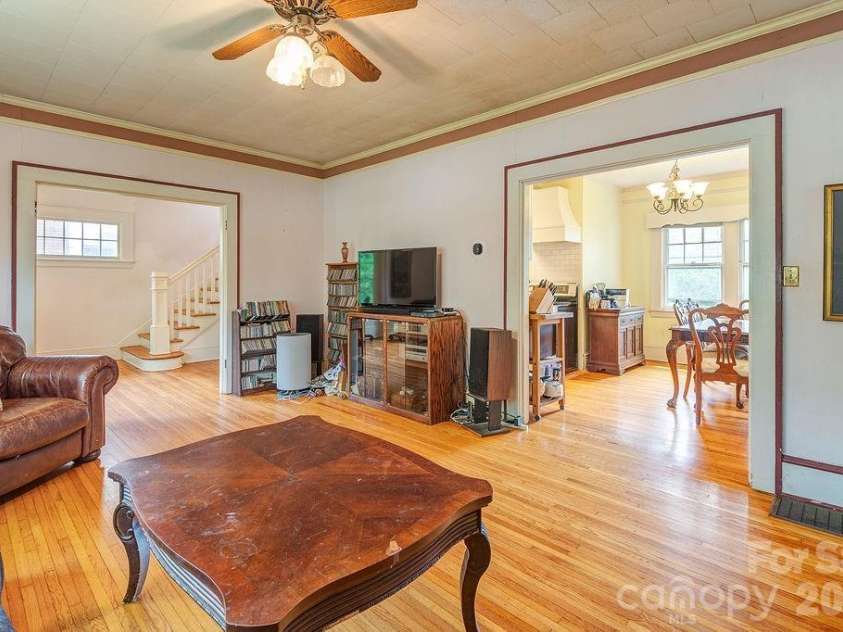 133 Westwood Place, Asheville, NC 28806.  MLS# CAR4392975, YatesRealty ID 35419. 