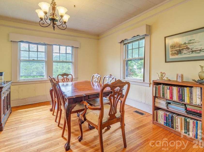 133 Westwood Place, Asheville, NC 28806.  MLS# CAR4392975, YatesRealty ID 35419. 