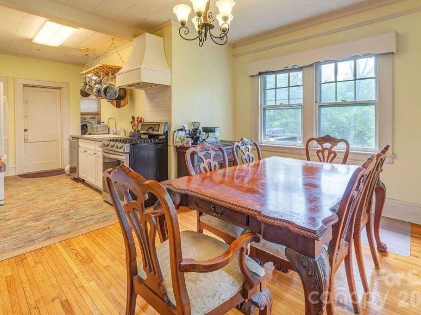 133 Westwood Place, Asheville, NC 28806.  MLS# CAR4392975, YatesRealty ID 35419. 