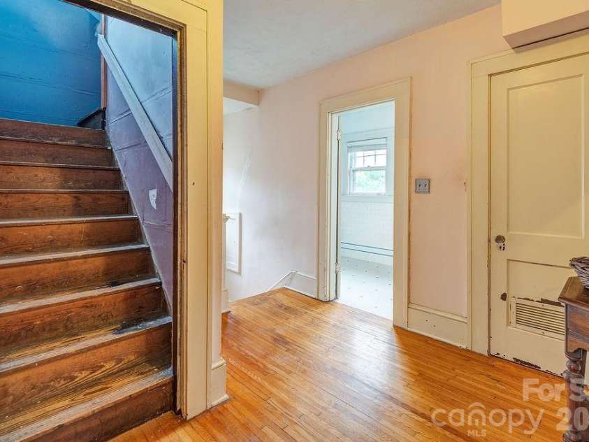 133 Westwood Place, Asheville, NC 28806.  MLS# CAR4392975, YatesRealty ID 35419. 