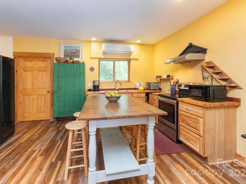 212 Yates Avenue, Black Mountain, NC 28711.  MLS# CAR4297191, YatesRealty ID 35420. Apartment Kitchen/Dining Area