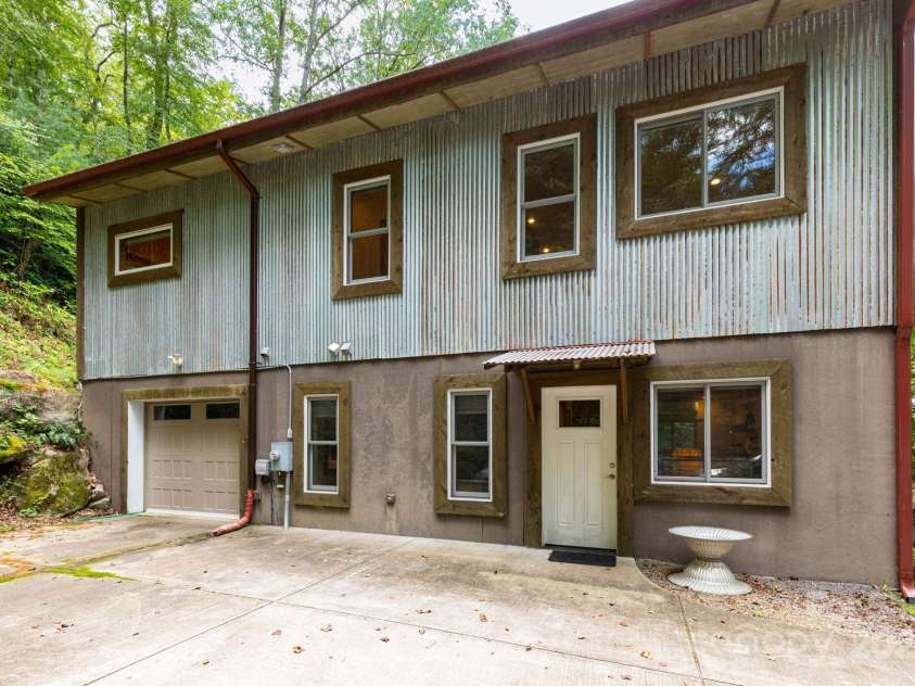 212 Yates Avenue, Black Mountain, NC 28711.  MLS# CAR4297191, YatesRealty ID 35420. Basement Apartment Entry