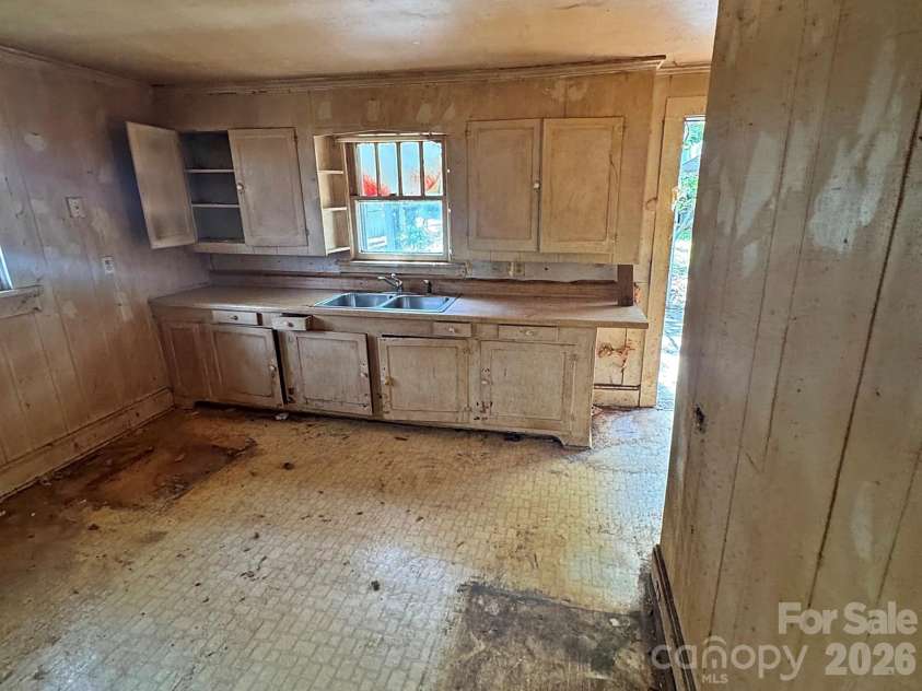 2806 Royal Avenue, Kannapolis, NC 28083.  MLS# CAR4401389, YatesRealty ID 35423. 
