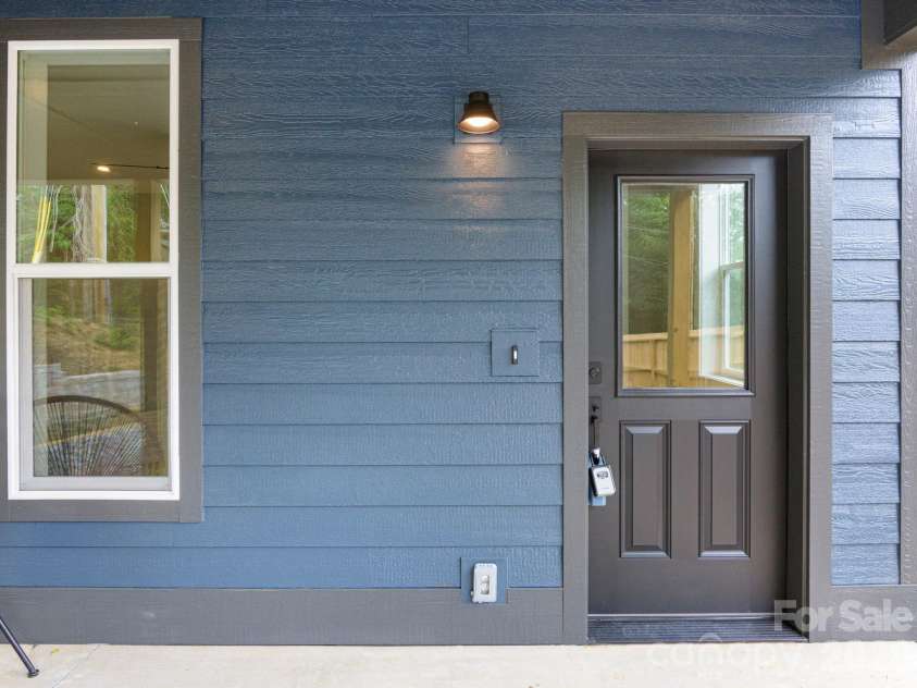 112 Shady Oak Drive, Asheville, NC 28803.  MLS# CAR4362528, YatesRealty ID 35424. 