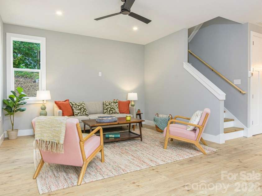 112 Shady Oak Drive, Asheville, NC 28803.  MLS# CAR4362528, YatesRealty ID 35424. 