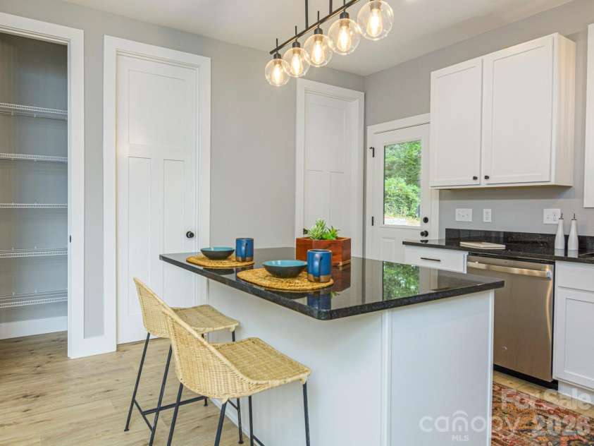 112 Shady Oak Drive, Asheville, NC 28803.  MLS# CAR4362528, YatesRealty ID 35424. 