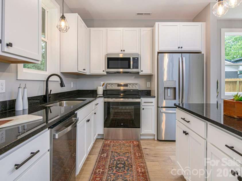 112 Shady Oak Drive, Asheville, NC 28803.  MLS# CAR4362528, YatesRealty ID 35424. 
