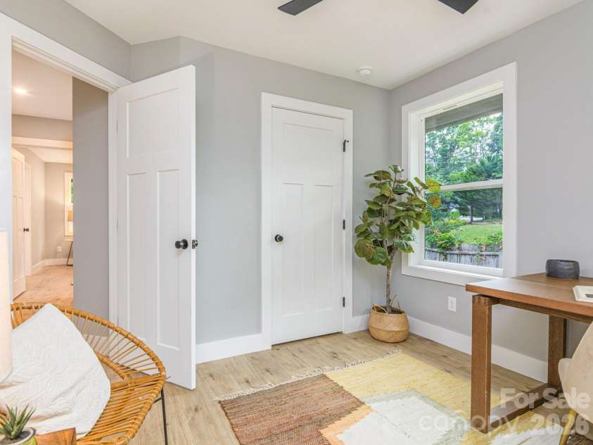 112 Shady Oak Drive, Asheville, NC 28803.  MLS# CAR4362528, YatesRealty ID 35424. 