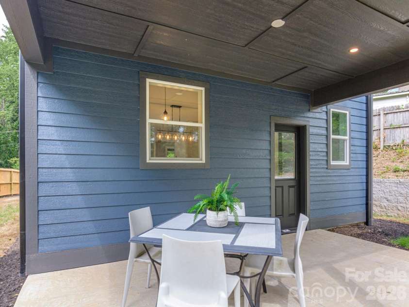 112 Shady Oak Drive, Asheville, NC 28803.  MLS# CAR4362528, YatesRealty ID 35424. 