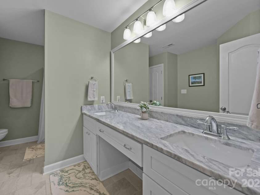 18405 Harborside Drive, Cornelius, NC 28031.  MLS# CAR4295512, YatesRealty ID 35429. Upstairs Primary Bathroom