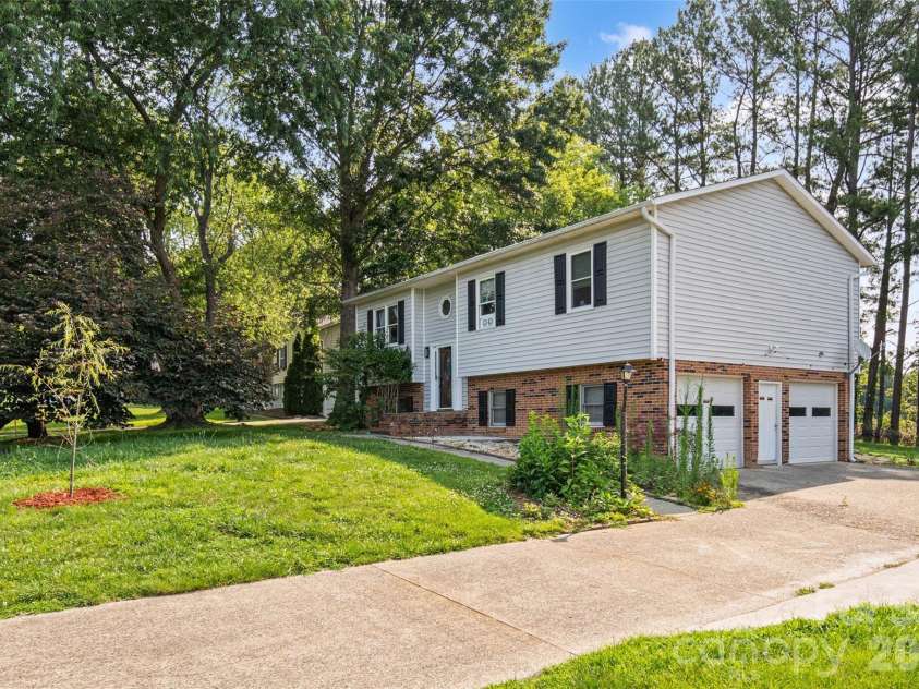 2114 Margaret Drive, Mount Airy, NC 27030.  MLS# CAR4393169, YatesRealty ID 35429. 