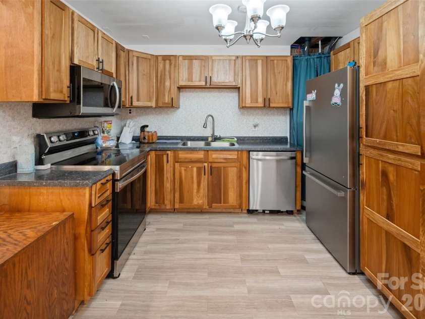2114 Margaret Drive, Mount Airy, NC 27030.  MLS# CAR4393169, YatesRealty ID 35429. 