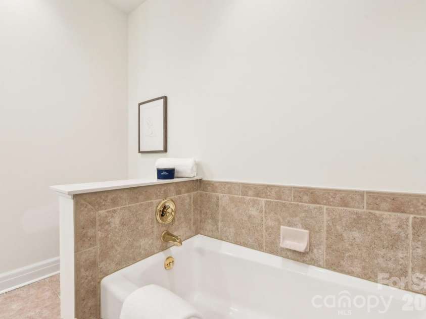 572 Church Street, Charlotte, NC 28202.  MLS# CAR4401122, YatesRealty ID 35431. 