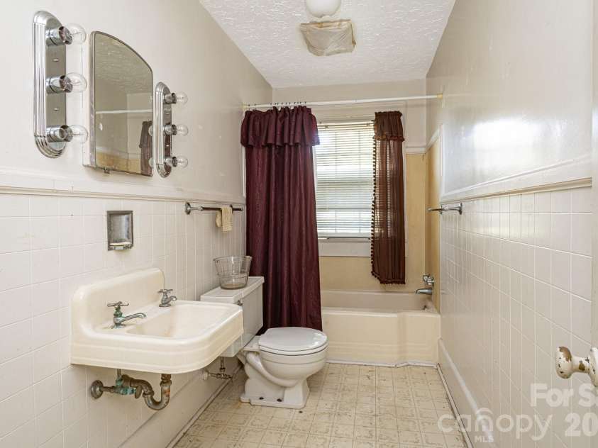 1214 NC 24 And 50 Highway, Warsaw, NC 28398.  MLS# CAR4400592, YatesRealty ID 35432. Bathroom -2nd Floor