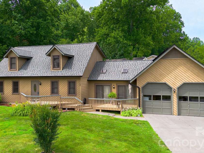 100 Forest Park Drive, Hendersonville, NC 28792.  MLS# CAR4400855, YatesRealty ID 35434. 