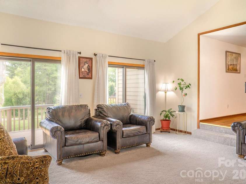 100 Forest Park Drive, Hendersonville, NC 28792.  MLS# CAR4400855, YatesRealty ID 35434. 