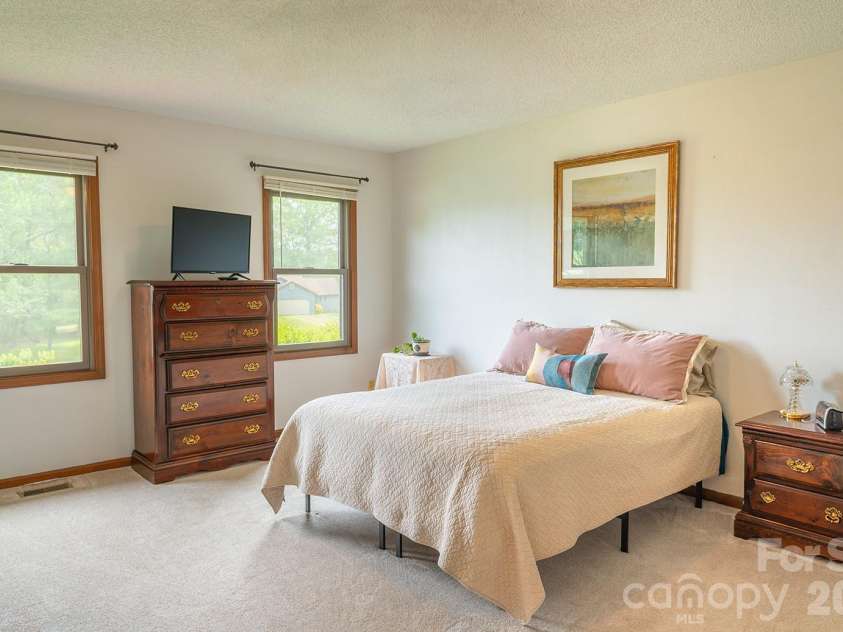 100 Forest Park Drive, Hendersonville, NC 28792.  MLS# CAR4400855, YatesRealty ID 35434. 
