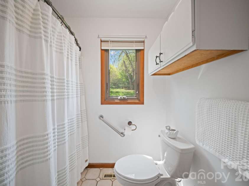 100 Forest Park Drive, Hendersonville, NC 28792.  MLS# CAR4400855, YatesRealty ID 35434. 
