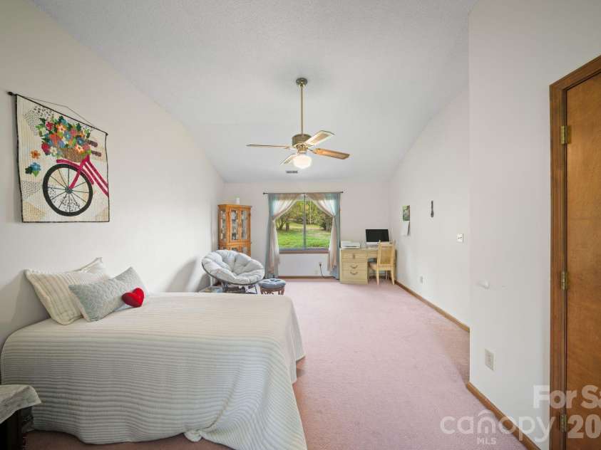 100 Forest Park Drive, Hendersonville, NC 28792.  MLS# CAR4400855, YatesRealty ID 35434. 