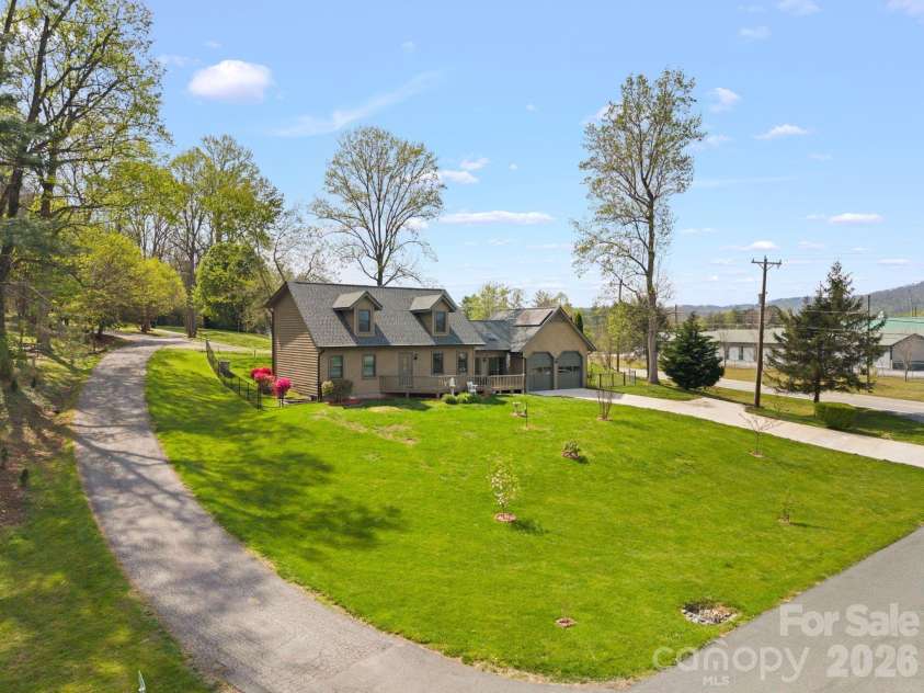 100 Forest Park Drive, Hendersonville, NC 28792.  MLS# CAR4400855, YatesRealty ID 35434. 