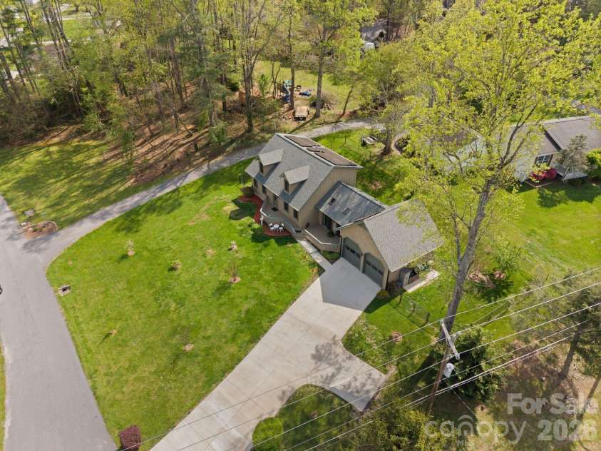 100 Forest Park Drive, Hendersonville, NC 28792.  MLS# CAR4400855, YatesRealty ID 35434. 