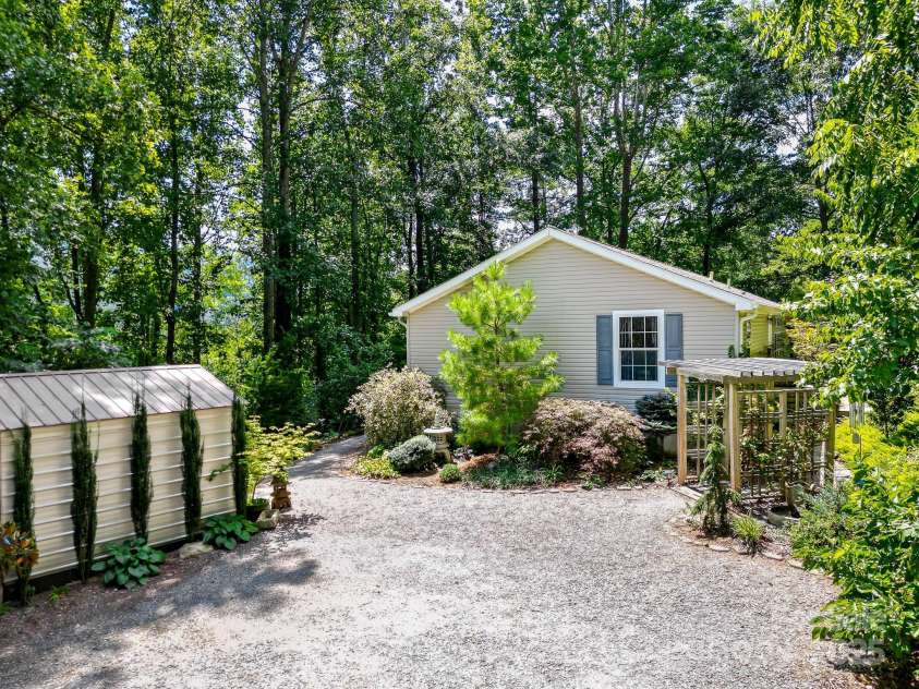 122 Little Jones Mountain Road, Asheville, NC 28805.  MLS# CAR4290697, YatesRealty ID 35435. 