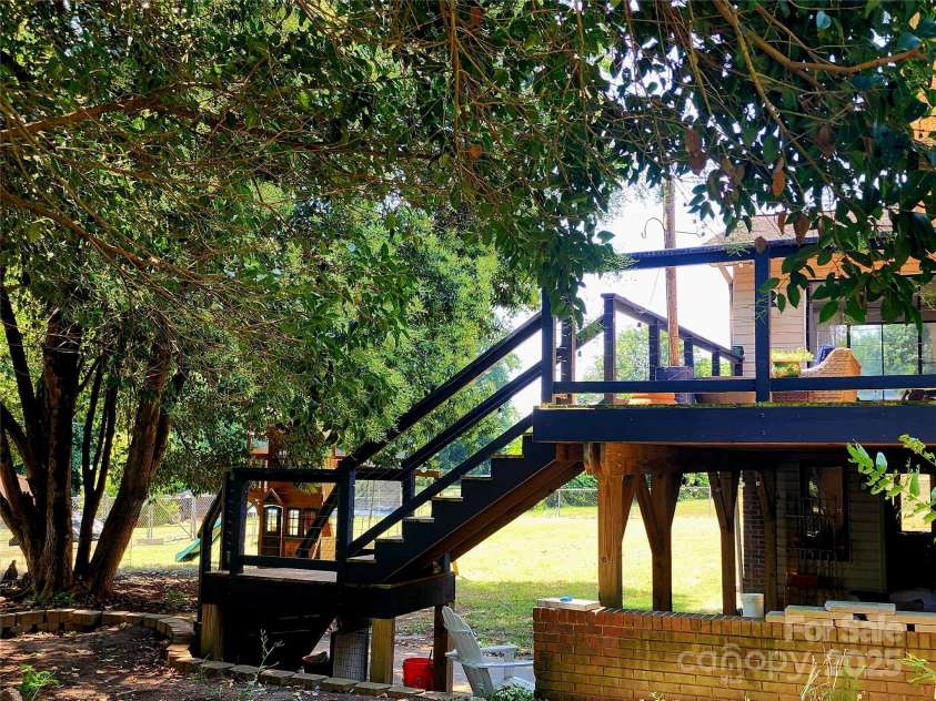4022 Lynn Circle, Shelby, NC 28152.  MLS# CAR4284820, YatesRealty ID 35436. Beautiful deck
