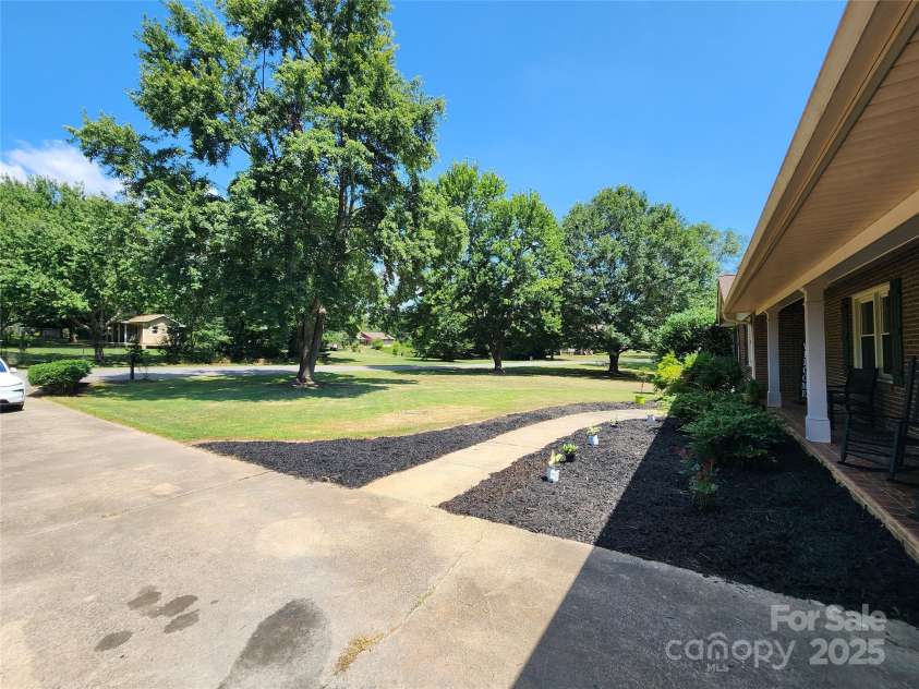 4022 Lynn Circle, Shelby, NC 28152.  MLS# CAR4284820, YatesRealty ID 35436. Nicely landscaped