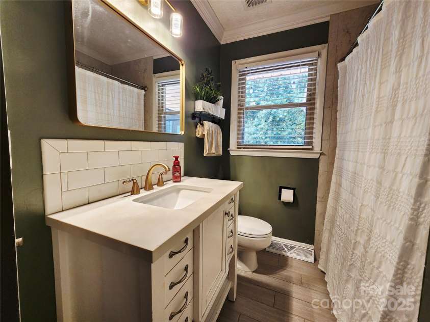 4022 Lynn Circle, Shelby, NC 28152.  MLS# CAR4284820, YatesRealty ID 35436. Secondary bath