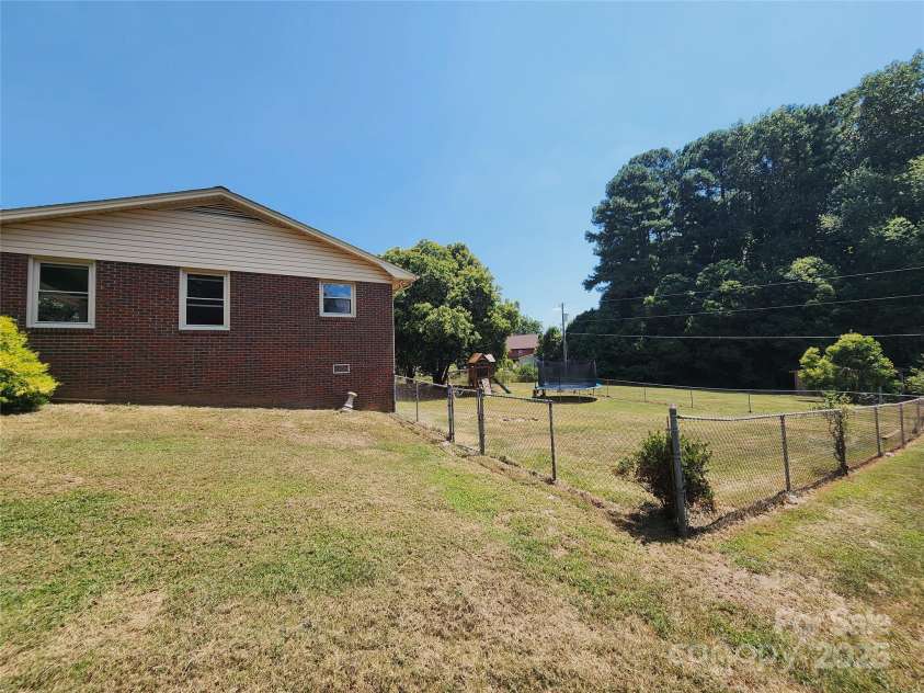 4022 Lynn Circle, Shelby, NC 28152.  MLS# CAR4284820, YatesRealty ID 35436. Spacious 1.02 acre lot extending beyond fence
