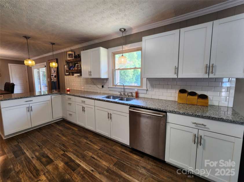 4022 Lynn Circle, Shelby, NC 28152.  MLS# CAR4284820, YatesRealty ID 35436. Spacious open kitchen