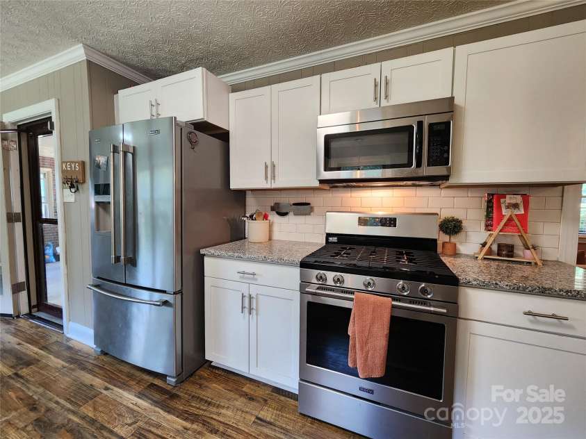 4022 Lynn Circle, Shelby, NC 28152.  MLS# CAR4284820, YatesRealty ID 35436. Stainless steel appliances