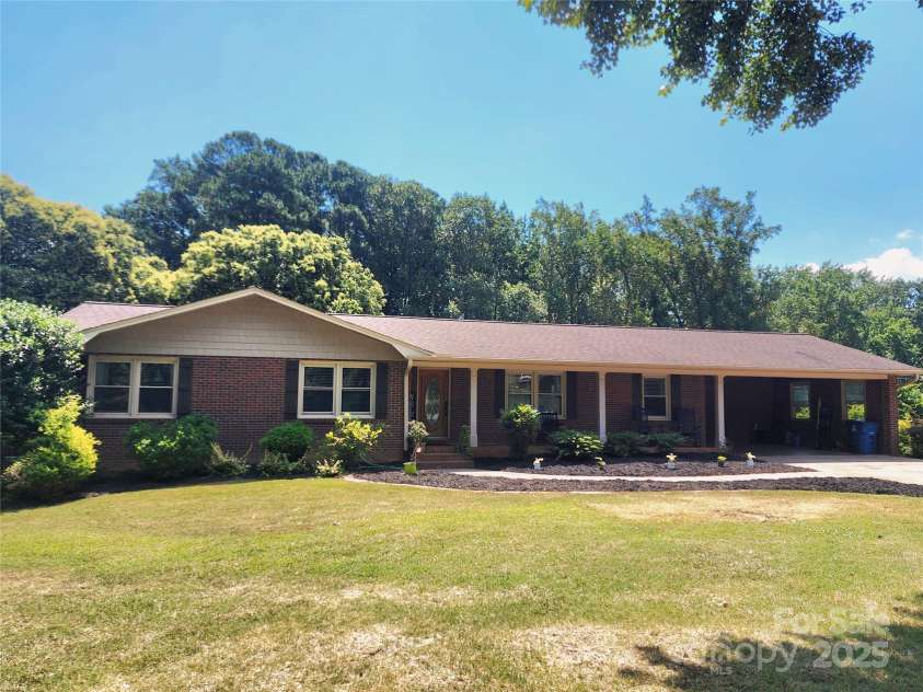 4022 Lynn Circle, Shelby, NC 28152.  MLS# CAR4284820, YatesRealty ID 35436. Welcome to 4022 Lynn Circle