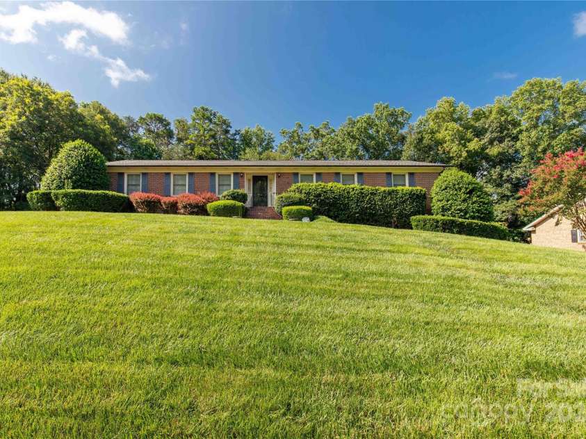 2411 Sandlewood Drive, Gastonia, NC 28054.  MLS# CAR4296248, YatesRealty ID 35438. 2411 Sandlewood Drive