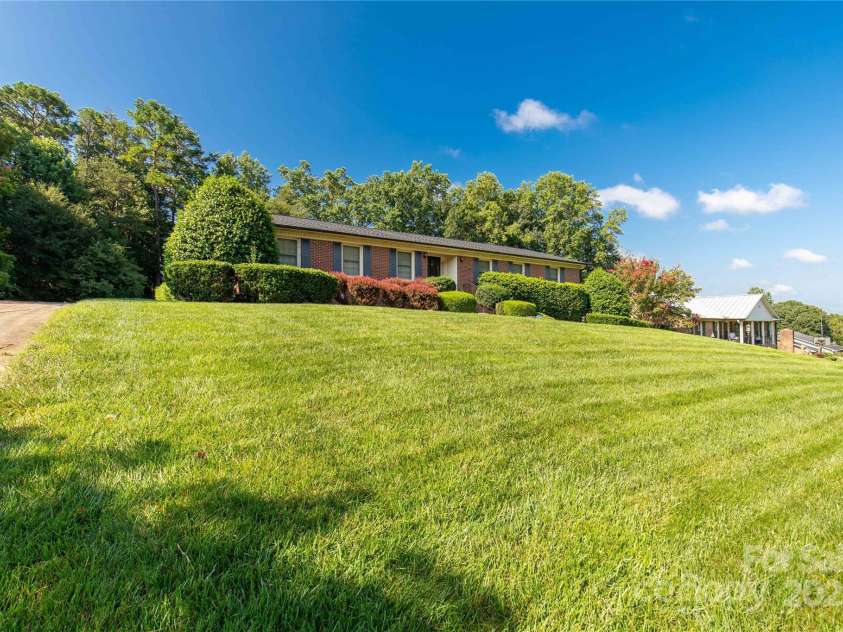 2411 Sandlewood Drive, Gastonia, NC 28054.  MLS# CAR4296248, YatesRealty ID 35438. 