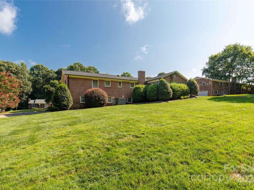 2411 Sandlewood Drive, Gastonia, NC 28054.  MLS# CAR4296248, YatesRealty ID 35438. 