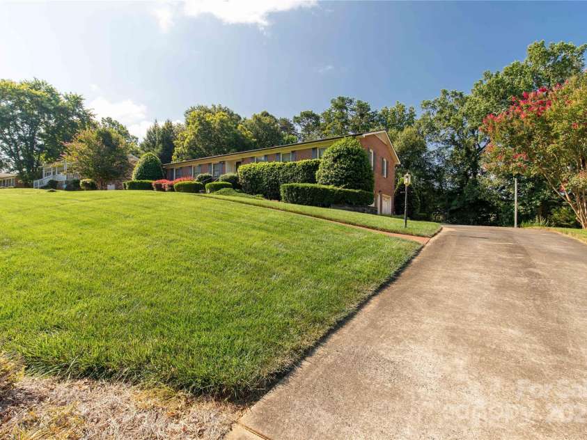 2411 Sandlewood Drive, Gastonia, NC 28054.  MLS# CAR4296248, YatesRealty ID 35438. 