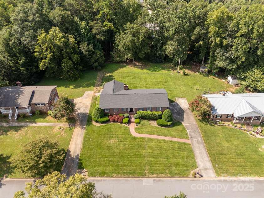 2411 Sandlewood Drive, Gastonia, NC 28054.  MLS# CAR4296248, YatesRealty ID 35438. 
