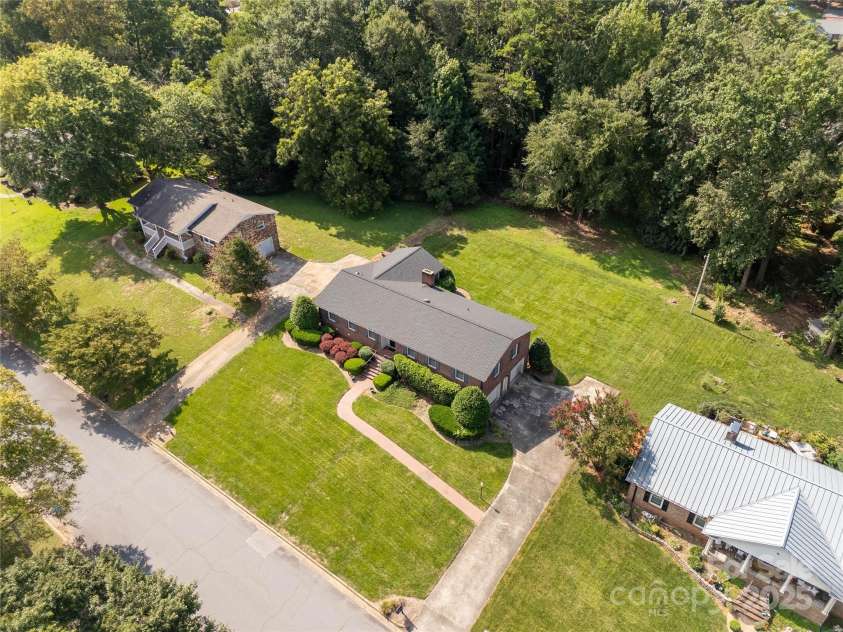 2411 Sandlewood Drive, Gastonia, NC 28054.  MLS# CAR4296248, YatesRealty ID 35438. 