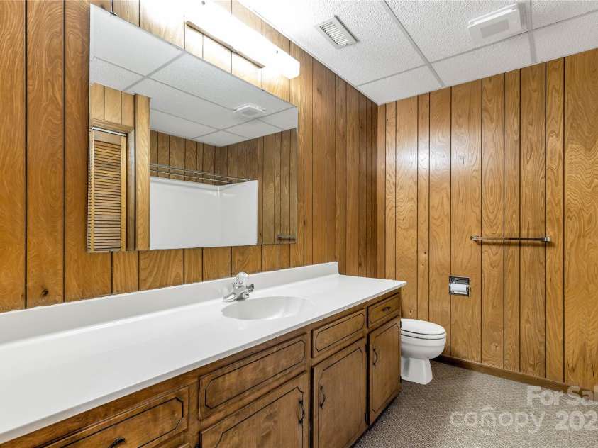2411 Sandlewood Drive, Gastonia, NC 28054.  MLS# CAR4296248, YatesRealty ID 35438. Basement Full Bath