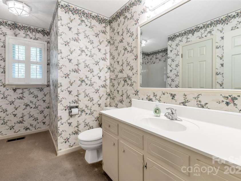 2411 Sandlewood Drive, Gastonia, NC 28054.  MLS# CAR4296248, YatesRealty ID 35438. Hall Bath