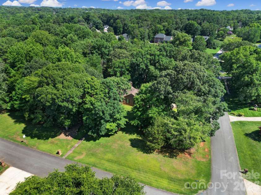 8927 Scarsdale Drive, Mint Hill, NC 28227.  MLS# CAR4365248, YatesRealty ID 35438. Corner Lot