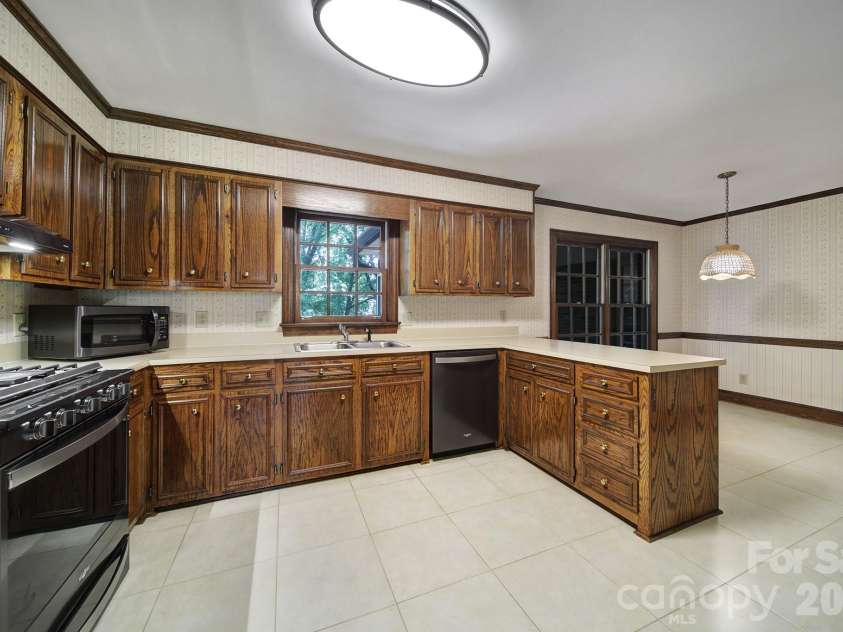 8927 Scarsdale Drive, Mint Hill, NC 28227.  MLS# CAR4365248, YatesRealty ID 35438. Kitchen