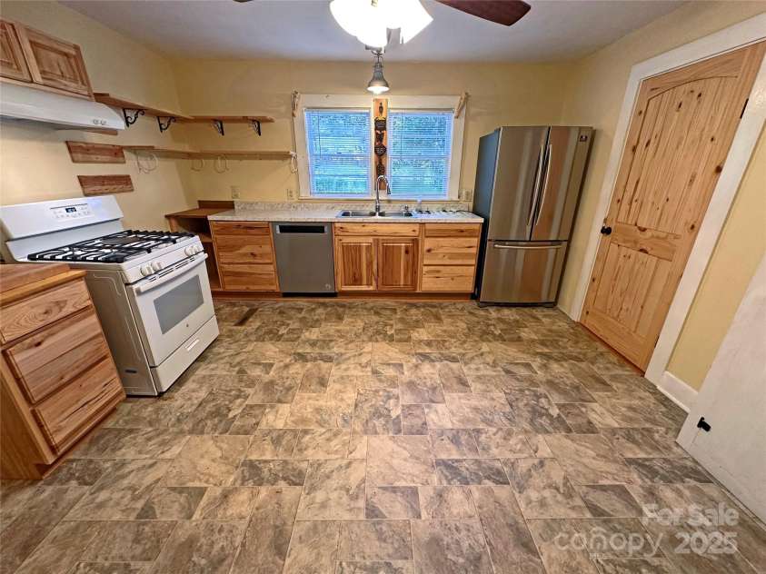 2131 Nc 10 Highway, Conover, NC 28613.  MLS# CAR4267448, YatesRealty ID 35440. Eat in Kitchen-Includes Refrigerator, & dishwasher