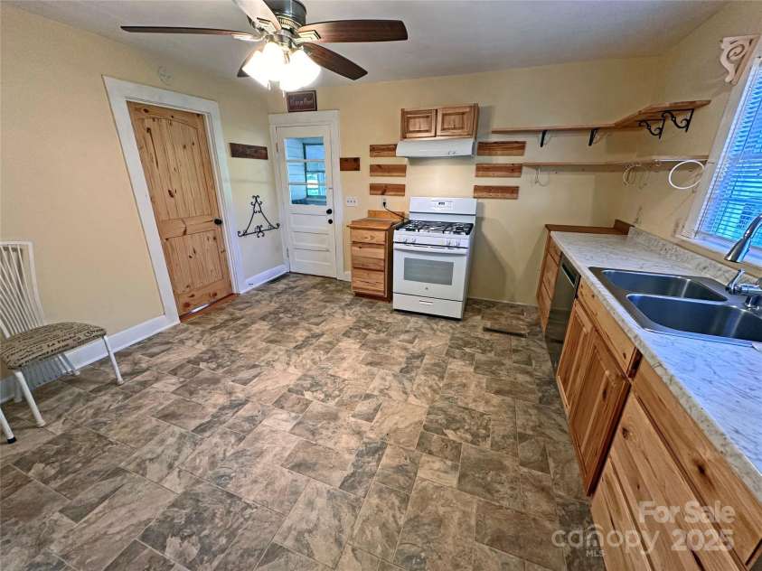2131 Nc 10 Highway, Conover, NC 28613.  MLS# CAR4267448, YatesRealty ID 35440. Kitchen