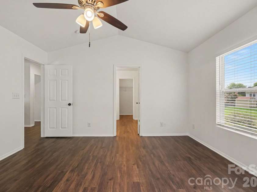 4636 Meadowfield Road, Charlotte, NC 28215.  MLS# CAR4398535, YatesRealty ID 35442. 