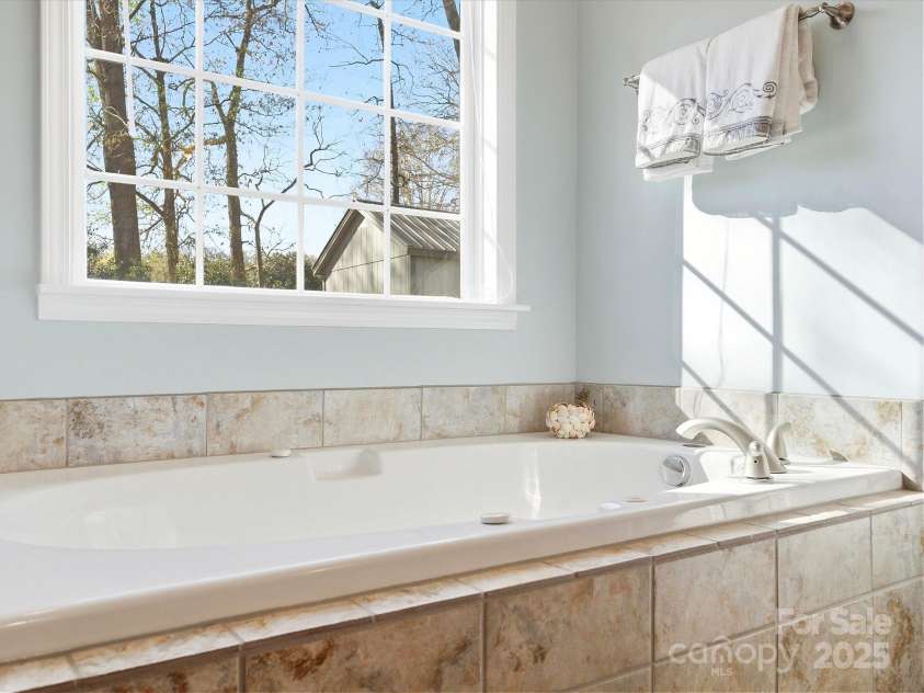 524 Lawyers Road, Indian Trail, NC 28079.  MLS# CAR4326347, YatesRealty ID 35442. Relaxing Garden Tub