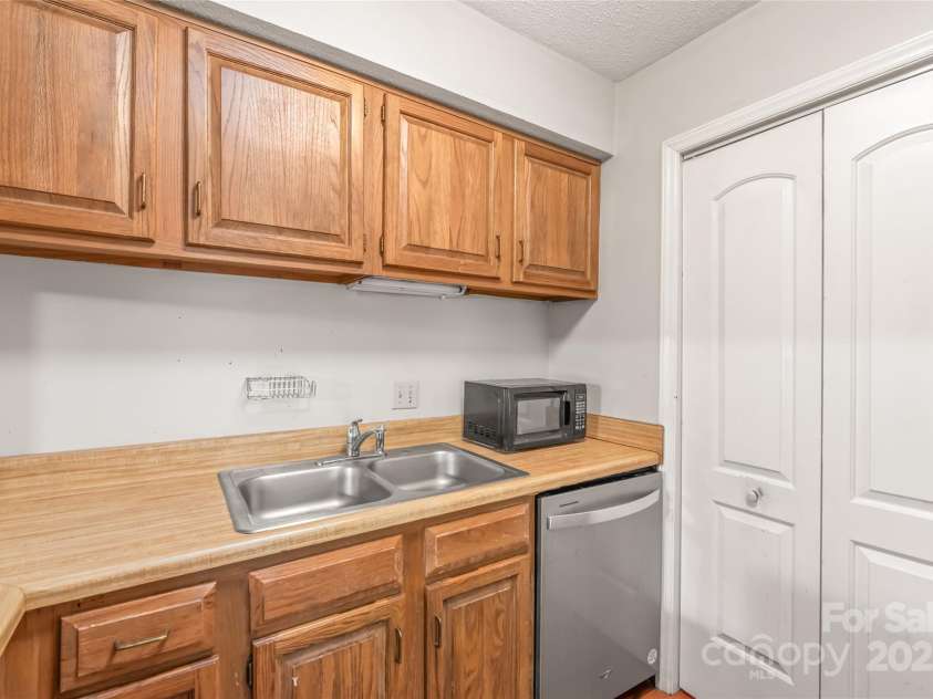 1612 Sharon Road, Charlotte, NC 28210.  MLS# CAR4292950, YatesRealty ID 35444. 