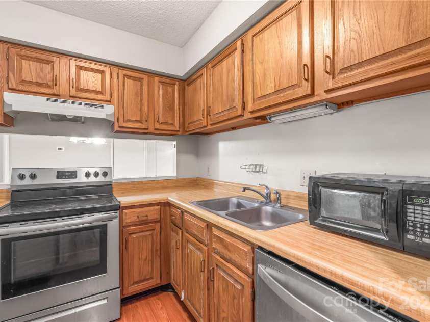 1612 Sharon Road, Charlotte, NC 28210.  MLS# CAR4292950, YatesRealty ID 35444. Kitchen